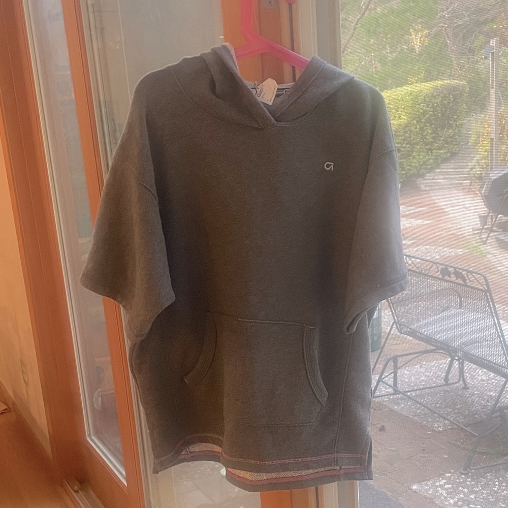 Gap Fit Kids Hoodie Short Sleeve. Kangaroo pocket. Grey. Size L. EUC.